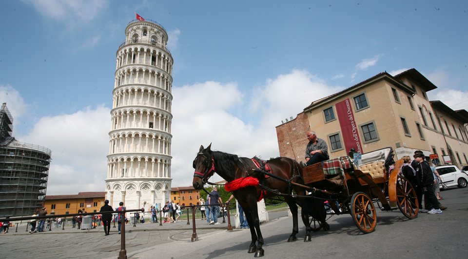 Tháp nghiêng Pisa với một cái nhìn góc rộng